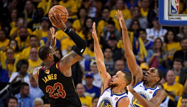 ​LeBron James supera a Michael Jordan en la lista histórica de máximos anotadores de la NBA