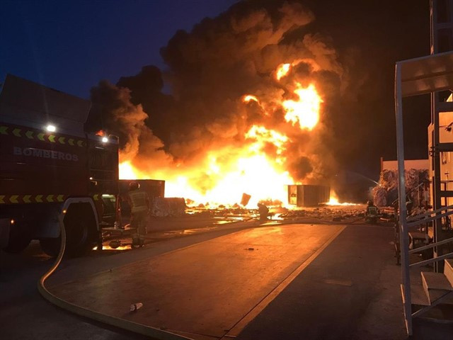 Controlado el incendio en una nave de reciclaje de papel en Alcorcón